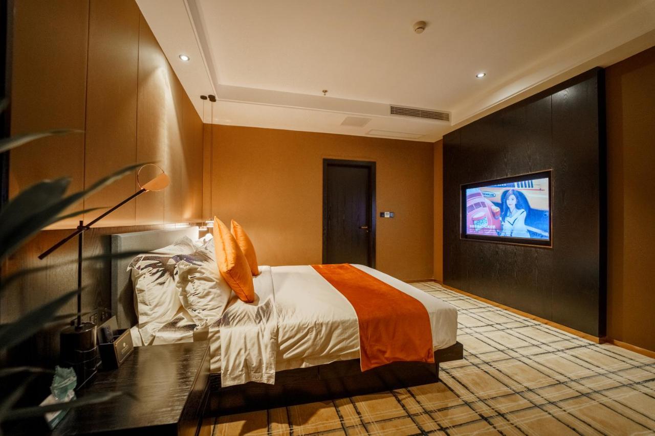 Ocean Hotel Phnom Penh Exterior photo